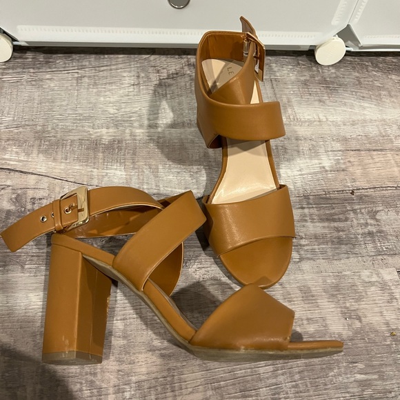 Size 39 Le Chateau Heels - Picture 3 of 3